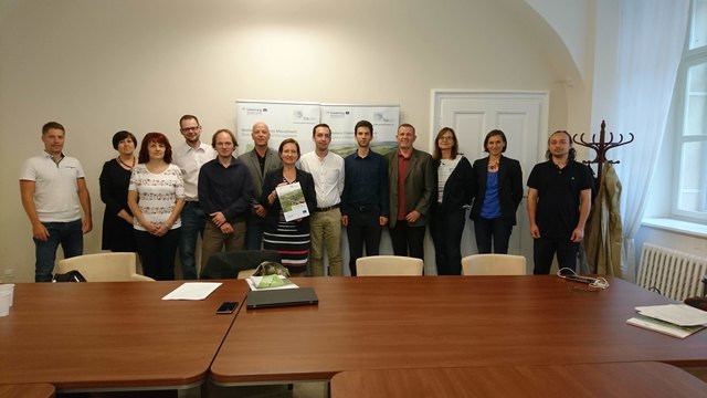 Gruppenbild der TeilnehmerInnen des baum2020- Arbeitsgruppentreffens „Raum-Mobilität“ (u.a. aus folgenden Organisationen: VOR, BID, Land Niederösterreich, Land Burgenland, Stadt Bratislava, NÖ.Regional.GmbH., Regionalmanagement Burgenland GmbH)