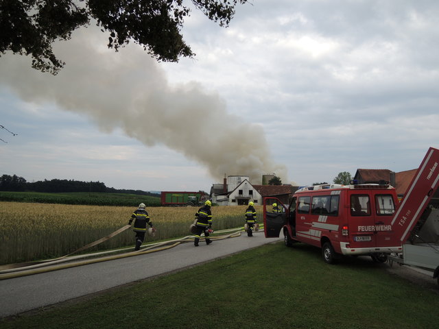 Dank des unermüdlichen Einsatzes von rund 80 Feuerwehleuten konnte die brenzlige Situation bald unter Kontrolle gebracht werden. | Foto: FF Gussendorf