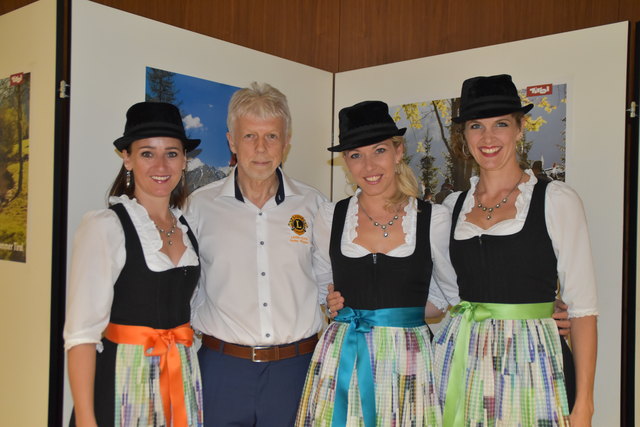 Barbara Schreier, Karoline Kostner und Claudia Heis von den "Hoameligen" mit Lions-Club-Präsident Kurt Hasenbacher