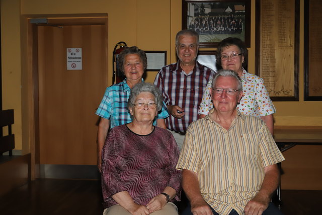 Jubiläumspaar Renate und Eduard Ranner; Stehend OGV Stv. Theresia Schöll, OGV Franz Seckel, Schriftführerin Renate Kaeßmayer