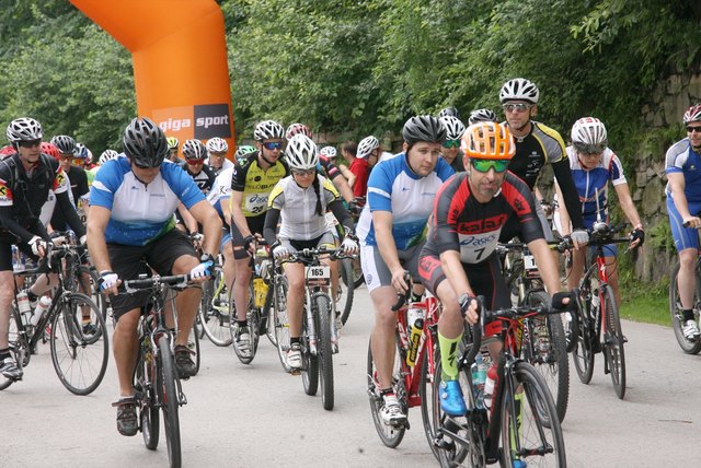 Start frei für den Jubiläums-Radmarathon beim Bergbaumuseum Fohnsdorf. Vorne Heimo Fetter (Nr. 7), der absolut Schnellste beim Bergzeitfahren Oberzeiring - Lachtal.