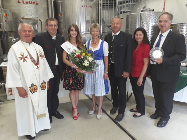 Pfarrer Ernst Zonschitz, Ernst Gassler, Miss Burgenland Angelika Tuifel, Ilse Gassler, Werner Falb-Meixner, Vbgm. Cornelia Kedl-Oswald und Werner Laky.