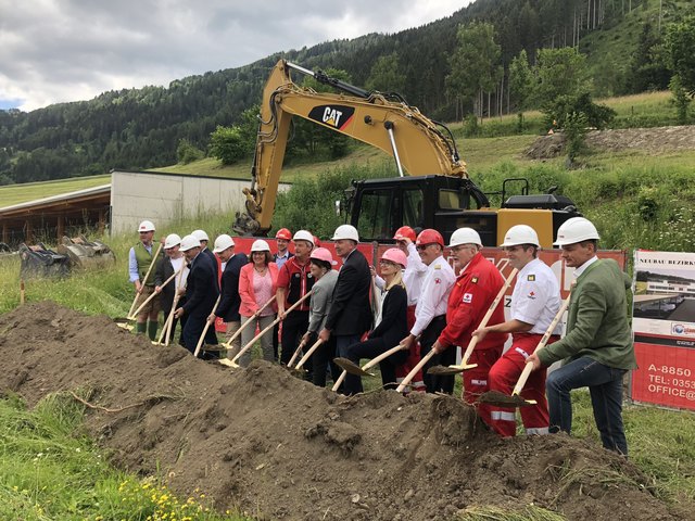 Spatenstich für die neue Bezirksstelle des Roten Kreuzes. Foto: Verderber