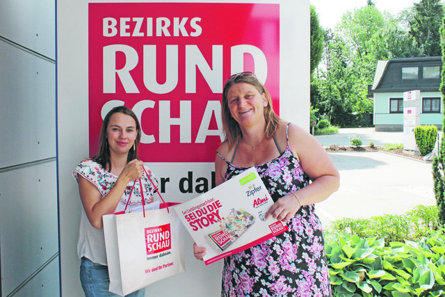 Redakteurin Judith Kunde mit Gewinnerin Petra Reidinger.