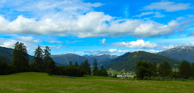 Auf die Berge geschaut. In der Mitte vorne der Mitterberg. Zu Füßen liegt Tamsweg, Mitte links im Hintergrund die Bergreihe in das Muhrtal, links davon das Wintersportzentrum Aineck. Rechts im Hintergrund das Großeck.