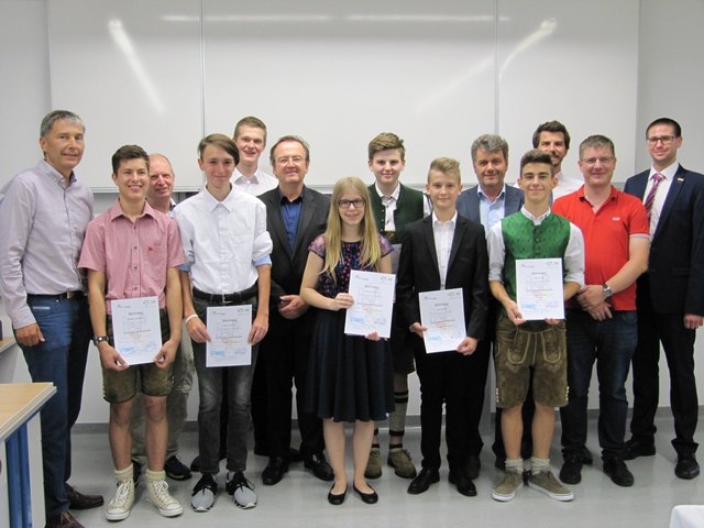 Die zertifizierten Jungwissenschaftler mit Betreuern, Schulleitung, Prüfungskomission und Bürgermeister Johann Winkelmaier (l.).