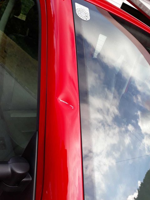 Ein Stein prallte auf der L 76 gegen das Firmenauto.
