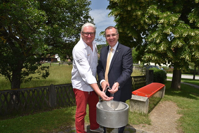 Spicker und Dworak ersuchen, Wasser sparsam zu nutzen. | Foto: Robert Unger/Stadtgemeinde Ternitz