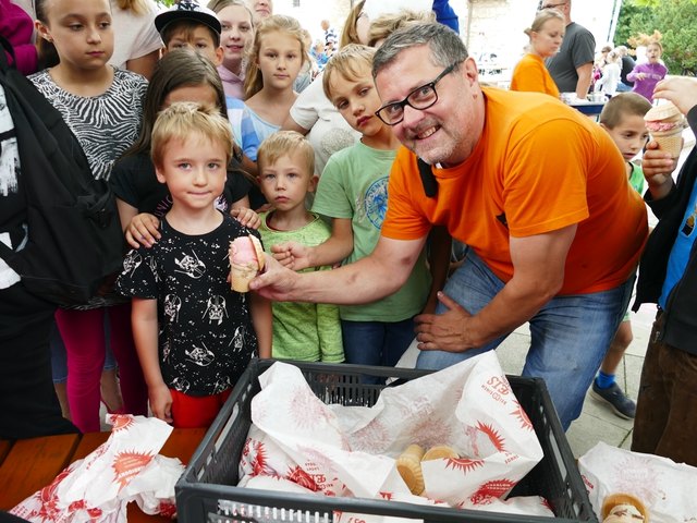 Vom Eissalon El Sendiony gab es Gratiseis für die Kids.