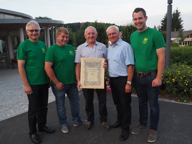 Josef Holzer (Mitte) mit den Gratulanten Hermann Grassl, Patrik Kohl, Hans-Peter Spindler und Johann Reisinger.