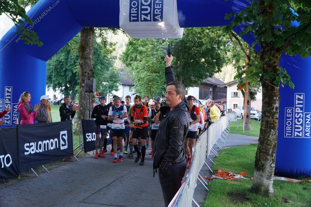 Bürgermeister Martin Hohenegg gab den Startschuss für den Suptertrail XL in Ehrwald.