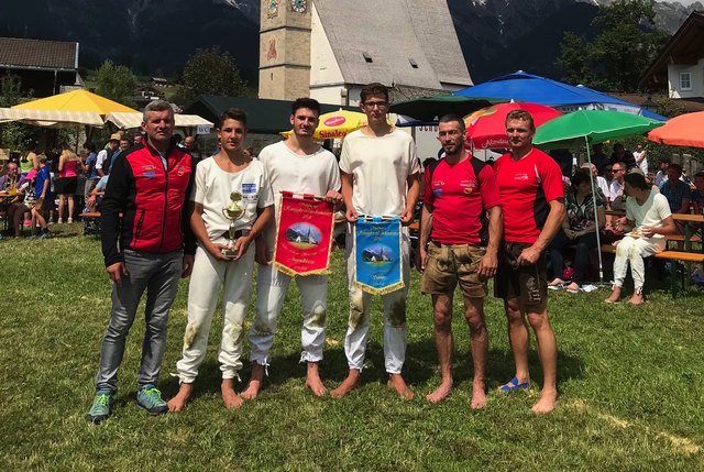Im Bild die erfolgreichen Ranggler (v.l.): Kilian Wallner, Moritz Höllwart und Hubert Illmer mit den Trainern Ernst und Franz Höllwart sowie Leo Kreuzberger.