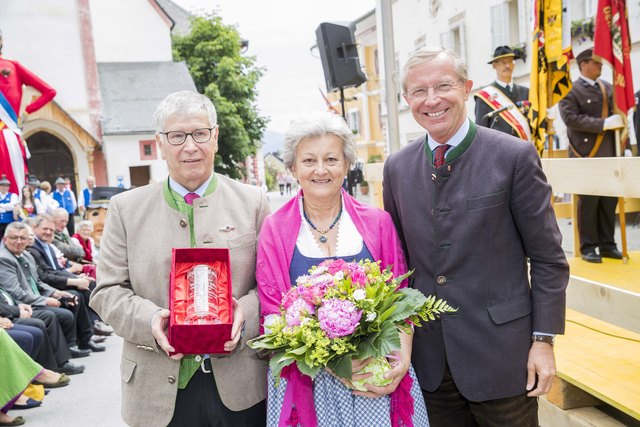 Altbürgermeister Wolfgang Eder mit seiner Frau Hilde und Landeshauptmann Wilfried Haslauer. | Foto: LMZ/Neumayr/Leo