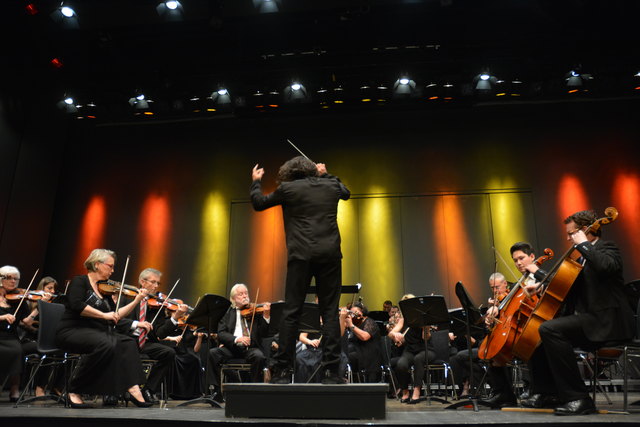 Repräsentativ führte die Musik des Stadtorchesters durch die Szenerie Italiens, Frankreichs und Finnlands.