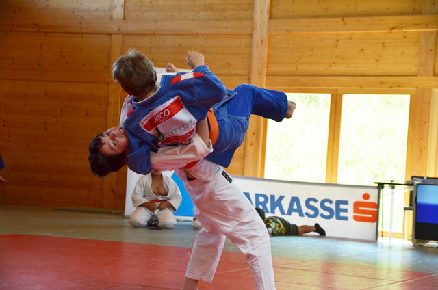 Daud Akhiyadov bei seinem sehenswerten Wurf zum Sieg in seiner Klasse beim Bezirkscup.