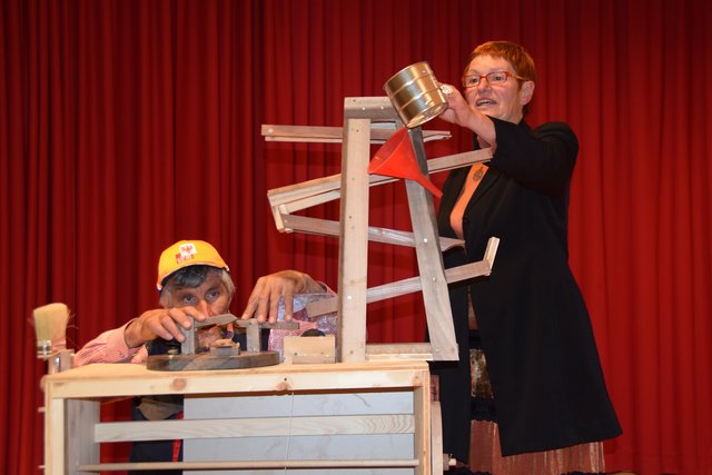 Toni Wille führte, zusammen mit seiner Freundin Annemarie, die selbstkonstruierte Schnupftabakmaschine vor.