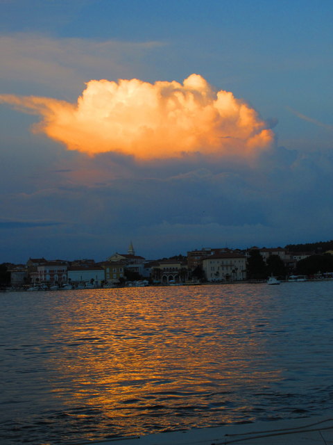 angestrahlte Wolke über Porec, Kroatien.