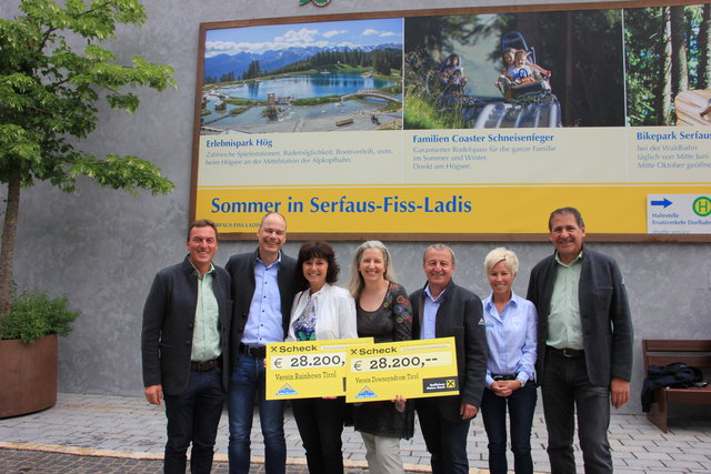 Benny Pregenzer, (GF Bergbahnen Fiss), Stefan Mangott (GF Komperdell Seilbahn), Barbara Baumgartner (Rainbows), Sylvia Andrich (Downsyndrom), Georg Geiger (GF Seilbahn Komperdell), Andrea Pfeifer-Scherl (Marketing Seilbahn Komperdell) und Hubert Pale (GF Bergbahnen Fiss) (v.l.).