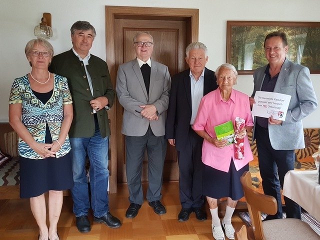 V. l. n. r.: Maria Lettner und Peter Langeder vom Seniorenbund Katsdorf, Pfarrer Engelbert Leitner, Landesobmann des Seniorenbunds Josef Pühringer, Theresia Haider, Bgm. Ernst Lehner.