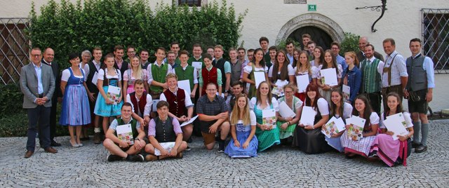 Die Absolventen der Landwirtschaftsschule Winklhof in Oberalm mit Rainer Höllriegl (Leiter der Lehrlings und Fachausbildungsstelle), Georg Springl (Direktor Winklhof), Julinde Posch (Bezirksbäuerin), Ursula Lurger (Fachinspektorin), Rupert Quehenberger (Obmann der Bezirksbauernkammer), Robert Hager (Direktor Raiffeisenbank Oberalm)