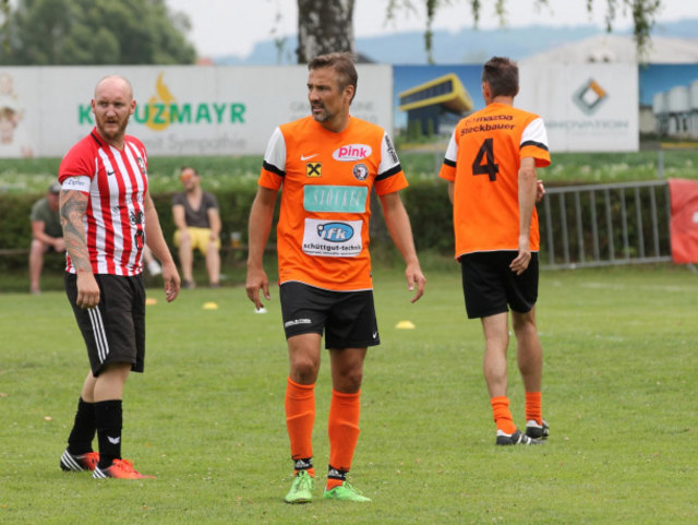 Frahamer Oldies (orange) - FC Saufhampton (rot-weiß)