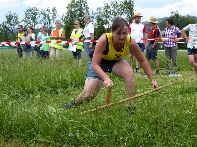 In der Kategorie „Traditionelle Sense Damen“ siegte Bernadette Bamberger aus St. Georgen.