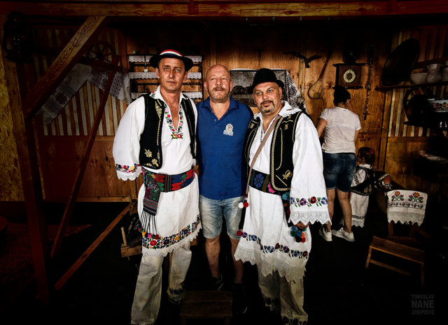 Während des Fotoshootings für einen Fotokalender des wiener Vereins "Kultur Sport Verein Brcko Distrikt" wurde dieser Schnappschuss gemacht. Kroatische Folklore aus Bosnien werden die Bilder im Kalender zeigen, welcher anlässlich des 10-jährigen Jubiläums des Vereins produziert wird.