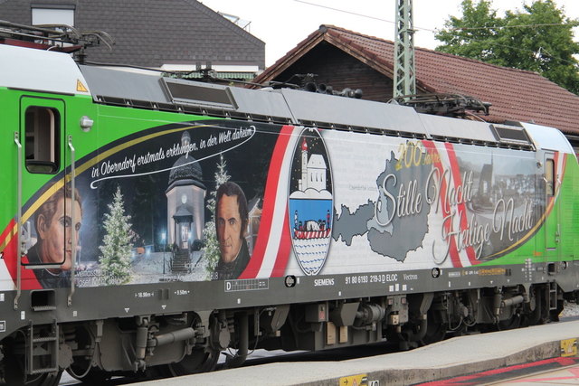Die Bilder zeigen die Lok im Bahnhof Oberndorf bei Salzburg, wo diese im Rahmen des 140-jährigen Jubiläums der örtlichen Liedertafel präsentiert wurde.