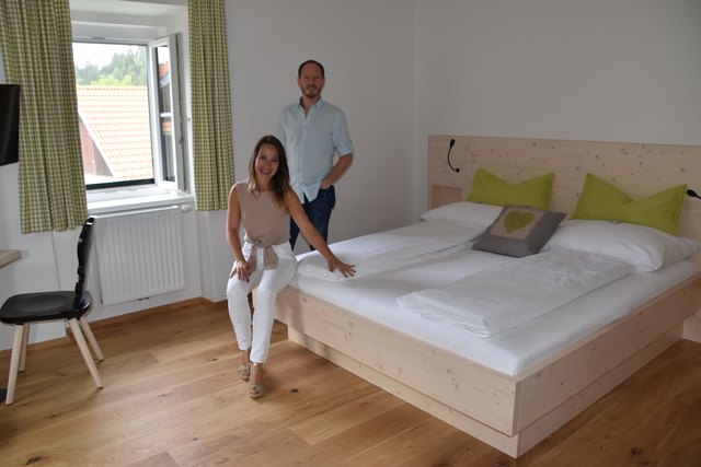 Sonja Conradi und Michael Baumann in einem der neuen Gästezimmer: Involviert waren fast ausschließlich heimische Firmen