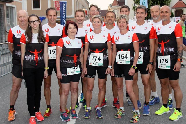 Das tolle Team des ULC Transfer St. Veit machte beim 1-Stunden-Nachtlauf in Mank wieder gute Figur. | Foto: Zeiss