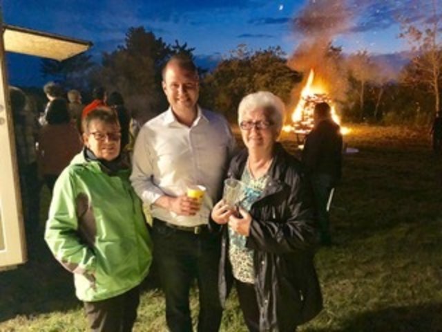 Landtagsabgeordneter Christian Sagartz mit Elisabeth Feurer und Linde Nemeth genossen den Abend.