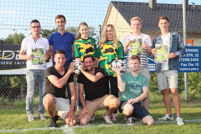 Die Veranstalter sind bereit – am Samstag steigt die große Fußballparty in der Volksschularena in Waldneukirchen. | Foto: Klaus Mader