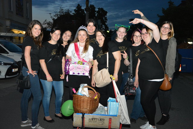 Bride Squad: diese Poltergruppe, um Maria Mayerhofer, lief in Burgau der WOCHE-Kamera in die Linse.