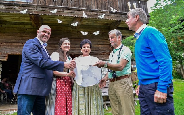 Zum Auftakt der Eröffnung ließ man zahlreiche Falter frei: Bürgermeister Hannes Enzinger, Waltraud Moser vom Museum Bramberg, Kustodin Waltraud Voithofer, Schmetterlingskenner Otto Feldner und Erwin Burgschwaiger vom Museum Bramberg