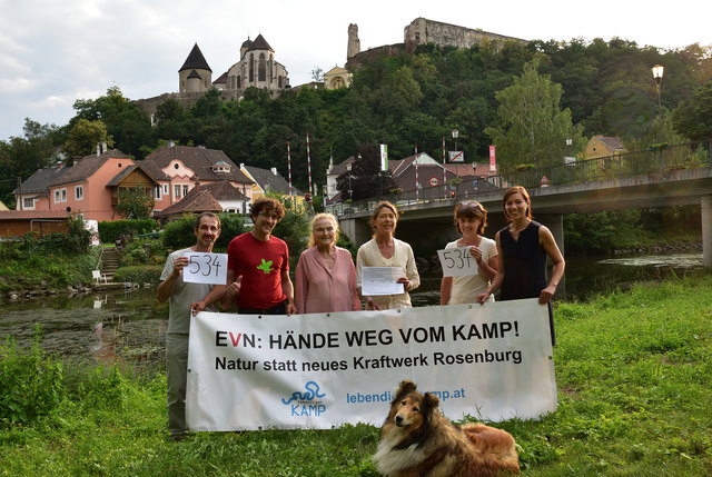 534 Unterschriften gegen das Kraftwerk konnten gesammelt werden. Mit dabei v.l.n.r: Clemens Feigel, Stefan Glaser, Erni Mangold, Anne Bennent, Sibylle Steidl, Barbara Zohner | Foto: Clemens Feigel