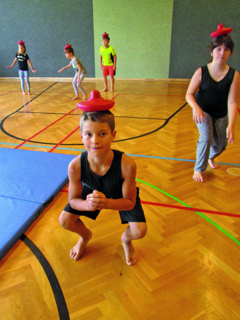 Balanceübungen helfen, Stürze zu vermeiden.