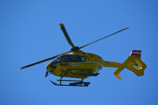 Nach Erstversorgung wurde die Frau vom „Heli 3“ ins Krankenhaus Traunstein geflogen. (Symbolfoto)