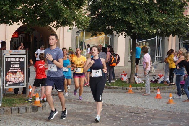 Die Läufer zogen in der Fürstenfelder Innenstadt mit Start und Ziel auf dem Hauptplatz rasante Runden. | Foto: WOCHE