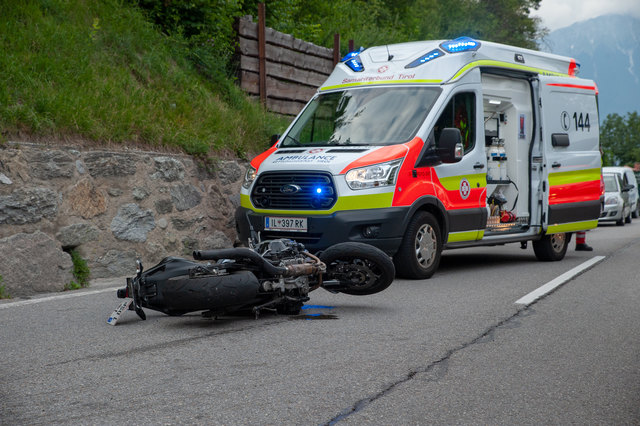 Fahrer und Beifahrerin wurden bei dem Unfall verletzt! | Foto: zeitungsfoto.at