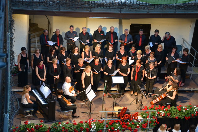 Großes Konzerterlebnis im Zeichen der Liebe: 60 Sängerinnen und Sänger brillierten im Schloss Burgau.