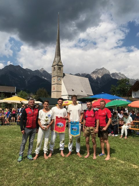 Im Bild die erfolgreichen Ranggler (v.l.): Kilian Wallner, Moritz Höllwart und Hubert Illmer mit den Trainern Ernst und Franz Höllwart sowie Leo Kreuzberger.