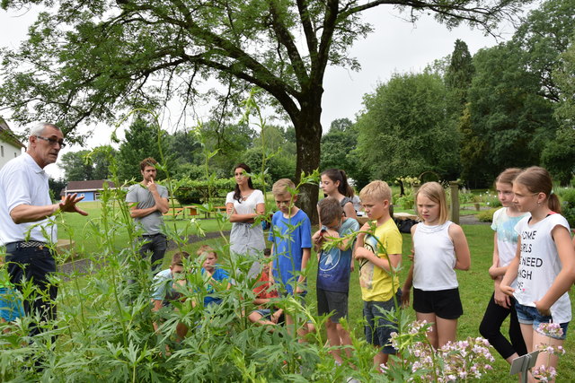 Ernst Frühmann gab sein Wissen an die jungen Besucher weiter. | Foto: Fachschule Halbenrain