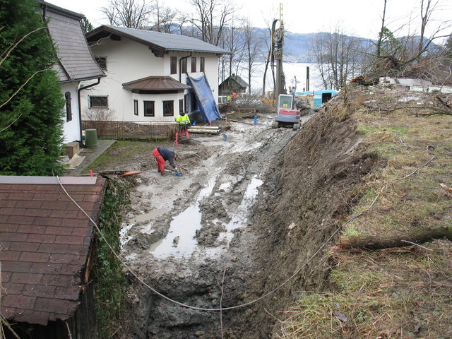 Erinnerungen an die Gschliefgraben-Rutschung 2007/2008: Auf einer Breite von nahezu 100 Meter wälzte sich der Erdstrom talwärts, hundertausende Kubikmeter Material mussten abgebaggert werden, denn die Häuser am Ufer drohten in den See geschoben zu werden. Sie bewegten sich bereits geringfügig.