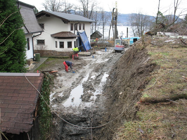 Erinnerungen an die Gschliefgraben-Rutschung 2007/2008: Auf einer Breite von nahezu 100 Meter wälzte sich der Erdstrom talwärts, hundertausende Kubikmeter Material mussten abgebaggert werden, denn die Häuser am Ufer drohten in den See geschoben zu werden. Sie bewegten sich bereits geringfügig. | Foto: Stadtgemeinde Gmunden