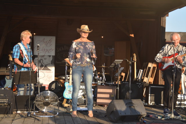 Anita Wagner und Band spielten Country-Musik.