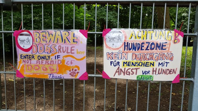 Kreative und lustige Variante um auf die Hundezone hinzuweisen.