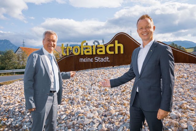 Landesrat Anton Lang (li.) und der Trofaiacher Bürgermeister Mario Abl beim Kreisverkehr in Edling.