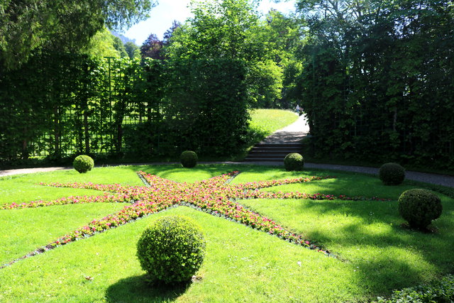 Eine Blumen-Oase im weitläufigen Park.