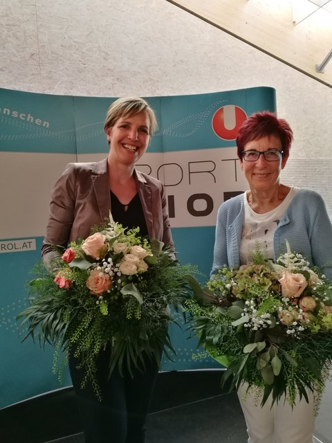 Andrea Kofler (li) und Hannelore Mariner (re) bei der Ehrung der Sportunion Tirol
