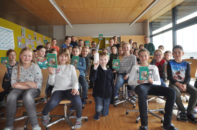 Die Schüler der 2b Klasse der Neuen Mittelschule Taufkirchen sind im Laufe des Schuljahres zu richtigen Leseratten geworden.